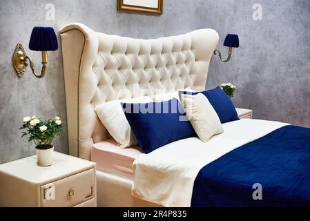 Elegante Composizione Interni Camera Letto Con Letto Legno Mobili Fiori -  Foto Stock: Foto, Immagini © Followtheflow 543145960