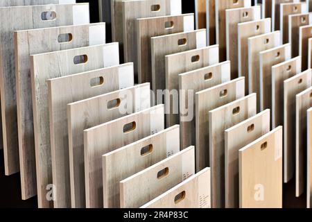 Campioni di decorazione di pannelli in legno per le pareti e il pavimento in negozio Foto Stock