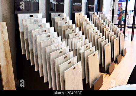 Campioni di decorazione di pannelli in legno per le pareti e il pavimento in negozio Foto Stock