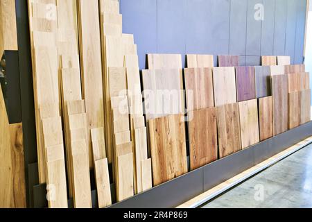 Campioni di decorazione di pannelli in legno per le pareti e il pavimento in negozio Foto Stock