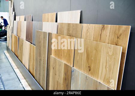 Campioni di decorazione di pannelli in legno per le pareti e il pavimento in negozio Foto Stock