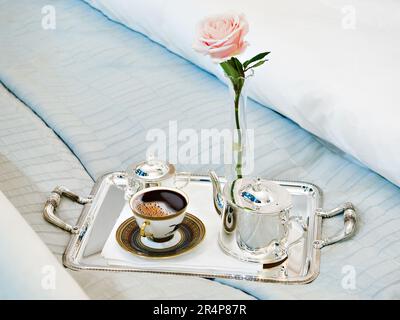 Caffè romantico del mattino servito a letto con mazzo di rose beige in  stile shabby chic interni, romantica colazione di bed o caffè Foto stock -  Alamy