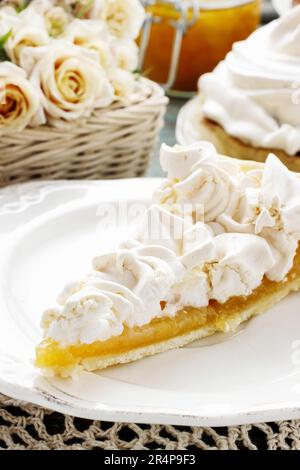 Torta di pesca con meringa. Dessert da festa Foto Stock