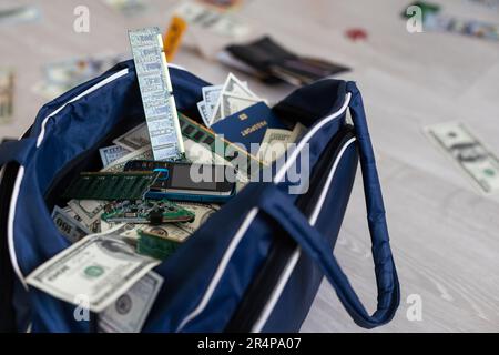 Borsone Full Black Duffel Bag di Hundred Dollar Bills Foto Stock