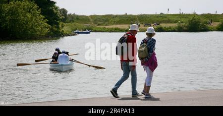 Una vista del lago Fairhaven in un giorno di estati impegnativo, Lytham St Annes, Lancashire, Regno Unito, Europa Foto Stock