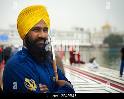 Guardia Sikh presso il Golden Temple Complex ad Amritsar, Punjab, India. Il Tempio d'Oro è il luogo più sacro del Sikhismo. Foto Stock