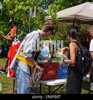 Ottawa, Canada - 27 maggio 2023: La gente Sfoglia la collezione di album la vendita annuale del garage del quartiere Glebe che si svolge per diversi blocchi in th Foto Stock