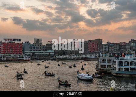 Piccole barche sul fiume Buriganga vicino Sadar Ghat, Old Dhaka, Bangladesh Foto Stock