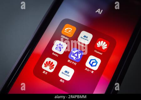 Vancouver, CANADA - Maggio 21 2023 : icone di Alibaba, Tencent, Huawei, Baidu, Tongyi Qianwen, Ernie Bot, Huawei Pangu e HunyuanAide visto in un iPhone. Foto Stock