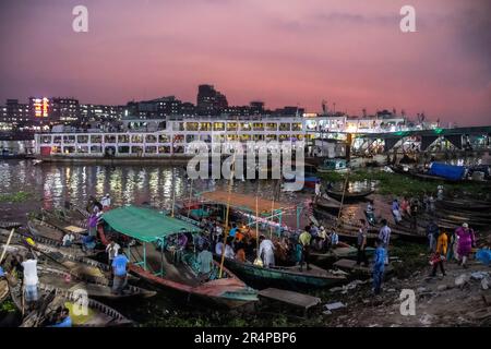 Traghetti passeggeri e piccole barche sul Buriganga nel centro storico di Dhaka, Bangladesh Foto Stock