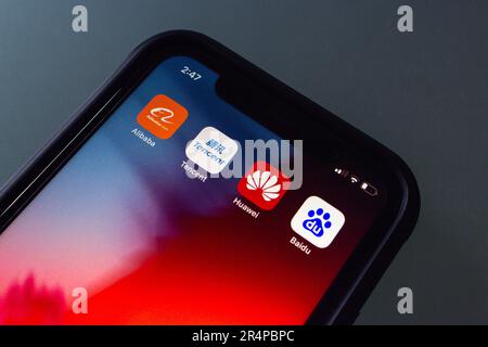 Vancouver, CANADA - Maggio 21 2023 : icone di Alibaba, Tencent, Huawei e Baidu visto in uno schermo di iPhone. Grande tecnologia cinese e concetto generativo di ai. Foto Stock