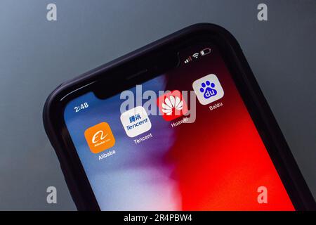 Vancouver, CANADA - Maggio 21 2023 : icone di Alibaba, Tencent, Huawei e Baidu visto in uno schermo di iPhone. Grande tecnologia cinese e concetto generativo di ai. Foto Stock