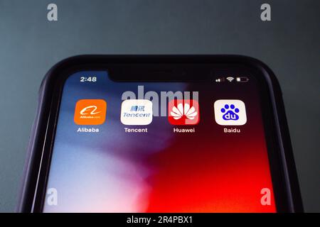 Vancouver, CANADA - Maggio 21 2023 : icone di Alibaba, Tencent, Huawei e Baidu visto in uno schermo di iPhone. Grande tecnologia cinese e concetto generativo di ai. Foto Stock