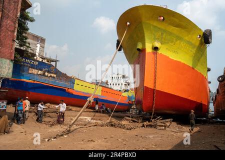 Lavoratori nei cantieri navali di Old Dhaka, Bangladesh Foto Stock