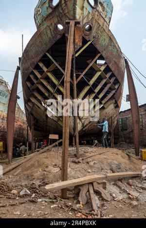 Costruzione di una nave nei cantieri navali di Old Dhaka, Bangladesh Foto Stock