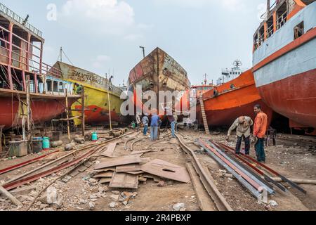 Lavoratori nei cantieri navali di Old Dhaka, Bangladesh Foto Stock