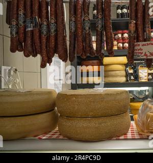 Budapest, Ungheria - 28th novembre 2022: Un negozio di formaggi e salsicce nel mercato centrale di Budapest. Foto Stock