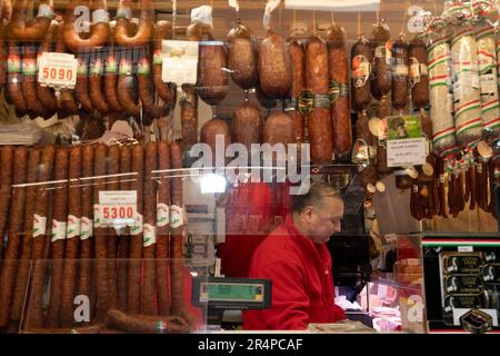 Budapest, Ungheria - 28th novembre 2022: Una varietà di salsicce in vendita nel mercato centrale di Budapest. Foto Stock