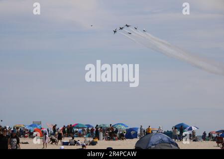 Bethpage, New York, i 11714 Stati Uniti. 28 maggio 2023. Il Bethpage NY Air Show 2023 ha entusiasmato oltre 300.000 spettatori, che hanno assistito alle acrobazie aeree della USAF F16C Thunderbirds. Credit: ©Julia Mineeva/EGBN TV News/Alamy Live News Foto Stock