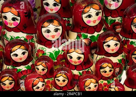 Bambole Matryoshka tradizionali in vendita su uno stand del mercato a Budapest, Ungheria. Foto Stock