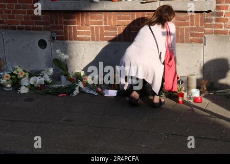 Sint Niklaas, Belgio. 29th maggio, 2023. L'illustrazione mostra un incontro silenzioso in tributo a Tamara Engels Sint-Niklaas, lunedì 29 maggio 2023 la polizia ha trovato il suo corpo nella sua casa il 17 maggio. Sono stati arrestati due sospetti che potrebbero aver ucciso violentemente la donna. In ricordo della donna, della famiglia, degli amici e dei conoscenti si riunirono a casa sua per una veglia silenziosa. Posarono fiori, accese candele e liberarono palloncini bianchi. Era presente anche il padre della vittima. FOTO DI BELGA VICTOR VAN KERCKHOVE Credit: Belga News Agency/Alamy Live News Foto Stock