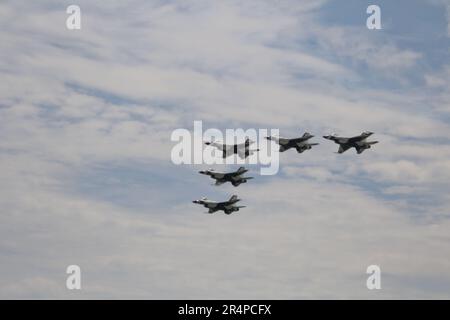 Bethpage, New York, i 11714 Stati Uniti. 28 maggio 2023. Il Bethpage NY Air Show 2023 ha entusiasmato oltre 300.000 spettatori, che hanno assistito alle acrobazie aeree della USAF F16C Thunderbirds. Credit: ©Julia Mineeva/EGBN TV News/Alamy Live News Foto Stock