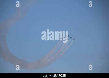 Bethpage, New York, i 11714 Stati Uniti. 28 maggio 2023. Il Bethpage NY Air Show 2023 ha entusiasmato oltre 300.000 spettatori, che hanno assistito alle acrobazie aeree della USAF F16C Thunderbirds. Credit: ©Julia Mineeva/EGBN TV News/Alamy Live News Foto Stock