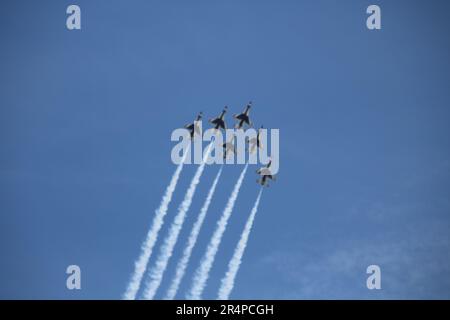 Bethpage, New York, i 11714 Stati Uniti. 28 maggio 2023. Il Bethpage NY Air Show 2023 ha entusiasmato oltre 300.000 spettatori, che hanno assistito alle acrobazie aeree della USAF F16C Thunderbirds. Credit: ©Julia Mineeva/EGBN TV News/Alamy Live News Foto Stock