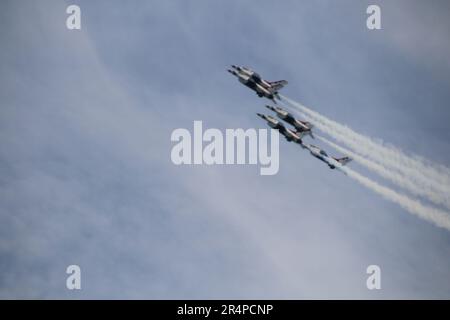 Bethpage, New York, i 11714 Stati Uniti. 28 maggio 2023. Il Bethpage NY Air Show 2023 ha entusiasmato oltre 300.000 spettatori, che hanno assistito alle acrobazie aeree della USAF F16C Thunderbirds. Credit: ©Julia Mineeva/EGBN TV News/Alamy Live News Foto Stock