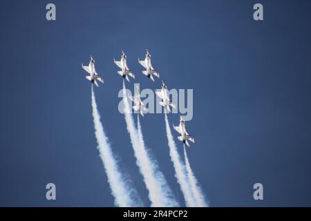 Bethpage, New York, i 11714 Stati Uniti. 28 maggio 2023. Il Bethpage NY Air Show 2023 ha entusiasmato oltre 300.000 spettatori, che hanno assistito alle acrobazie aeree della USAF F16C Thunderbirds. Credit: ©Julia Mineeva/EGBN TV News/Alamy Live News Foto Stock