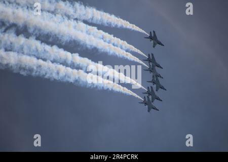 Bethpage, New York, i 11714 Stati Uniti. 28 maggio 2023. Il Bethpage NY Air Show 2023 ha entusiasmato oltre 300.000 spettatori, che hanno assistito alle acrobazie aeree della USAF F16C Thunderbirds. Credit: ©Julia Mineeva/EGBN TV News/Alamy Live News Foto Stock