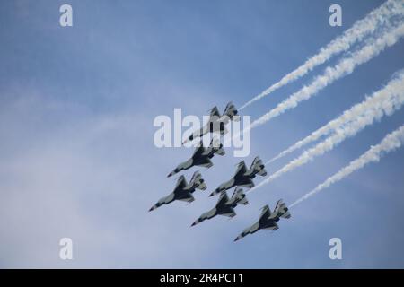 Bethpage, New York, i 11714 Stati Uniti. 28 maggio 2023. Il Bethpage NY Air Show 2023 ha entusiasmato oltre 300.000 spettatori, che hanno assistito alle acrobazie aeree della USAF F16C Thunderbirds. Credit: ©Julia Mineeva/EGBN TV News/Alamy Live News Foto Stock