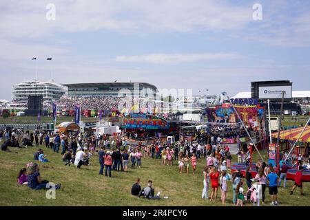 Una vista generale dell'ippodromo di Epsom nel Derby Day Foto Stock