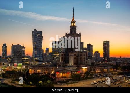 Palazzo della Cultura e della Scienza a Varsavia al tramonto Foto Stock