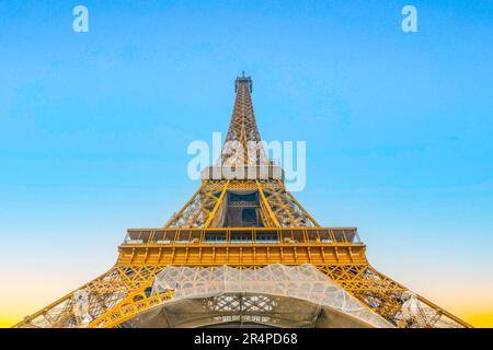 Vista mattutina della Torre Eiffel dal basso. Parigi, Francia Foto Stock