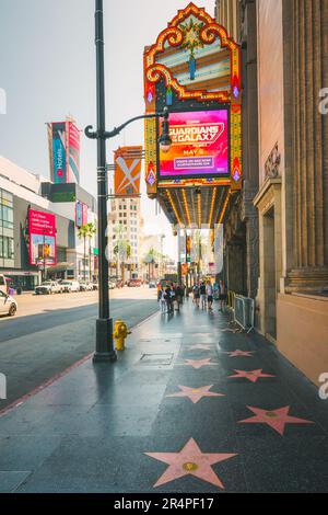 Los Angeles, California, USA - 26 aprile 2023. Hollywood Walk of Fame con i turisti Foto Stock