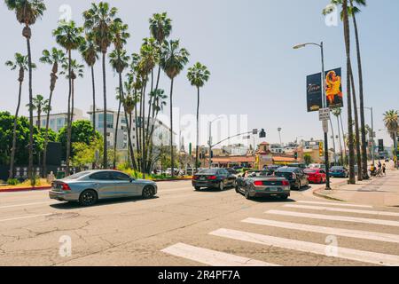 Hollywood, California, USA - 26 aprile 2023. Traffico diurno su Hollywood Boulevard Foto Stock