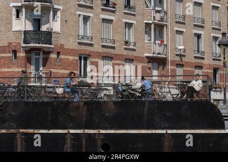 Parigi, Francia - 05 19 2023: Distretto di Flandres. Vista di un rilassante caffè sul marciapiede su una chiatta Foto Stock