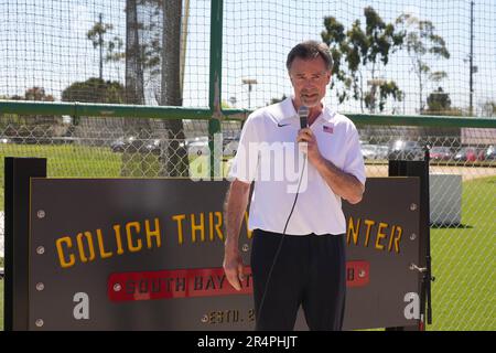 Mac Wilkins parla durante la cerimonia di taglio del nastro del Colich Throw Center, venerdì 7 aprile 2023, a Wilmington, calib. Foto Stock