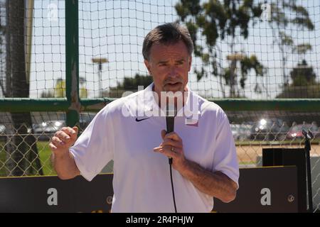 Mac Wilkins parla durante la cerimonia di taglio del nastro del Colich Throw Center, venerdì 7 aprile 2023, a Wilmington, calib. Foto Stock