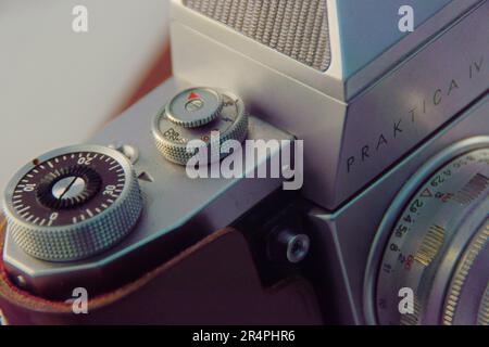 Una raccolta di immagini di una macchina fotografica vintage presa nel mio studio domestico per illustrare i componenti chiave di una macchina fotografica che è lo stesso delle macchine fotografiche di oggi. Foto Stock