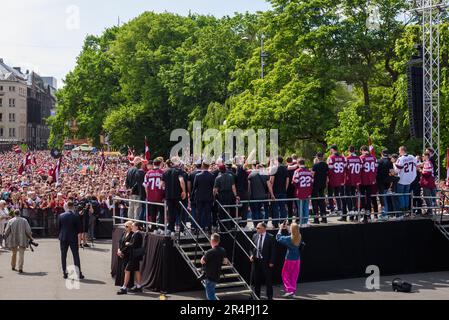 RIGA, Lettonia. 29th maggio, 2023. IIHF Worlds Bronze Medalists Latvian Men's Ice Hockey team arrivo massiccia celebrazione al Monument of Freedom. Credit: Gints Ivuskans/Alamy Live News Foto Stock