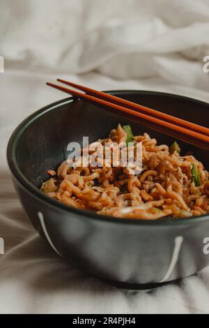 tagliatelle giapponesi con verdure Foto Stock