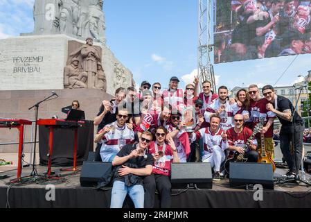 RIGA, Lettonia. 29th maggio, 2023. IIHF Worlds Bronze Medalists Latvian Men's Ice Hockey team arrivo massiccia celebrazione al Monument of Freedom. Credit: Gints Ivuskans/Alamy Live News Foto Stock