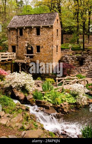 The Old Mill, North Little Rock, Arkansas. Fiori primaverili e fogliame verde nel mese di aprile. Foto Stock