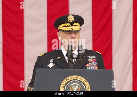 Arlington, Virginia, Stati Uniti. 29 maggio 2023. STATI UNITI Il Presidente dei Capi congiunti del personale, il generale Mark Milley, esprime le sue osservazioni in occasione di una cerimonia del Memorial Day presso il cimitero nazionale di Arlington. Credit: Philip Yabut/Alamy Live News Foto Stock