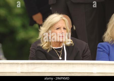 Arlington, Virginia, Stati Uniti. 29 maggio 2023. STATI UNITI La First Lady Dr. Jill Biden guarda una cerimonia del Memorial Day al Cimitero Nazionale di Arlington. Credit: Philip Yabut/Alamy Live News Foto Stock