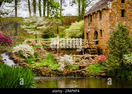 The Old Mill, North Little Rock, Arkansas. Fiori primaverili e fogliame verde nel mese di aprile. Foto Stock