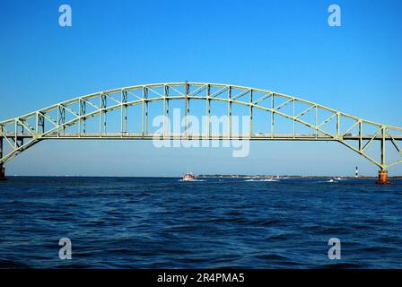 Il Fire Island Inlet Bridge, un arco legato in acciaio che si estende sulla Great South Bay a Long Island Foto Stock