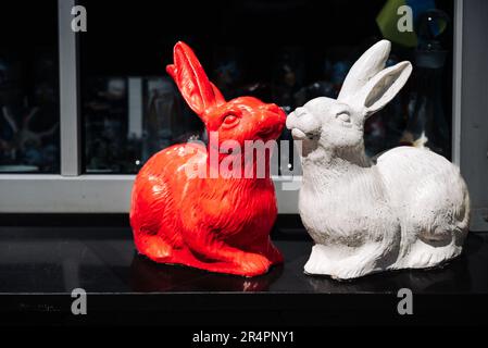 Sul davanzale nero ci sono due figurine di Bunnies - rosso e bianco. Foto Stock